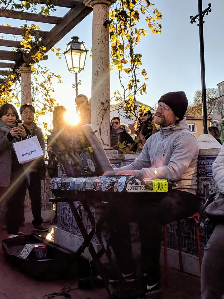 Dos personas conversando en una terraza iluminada por el sol