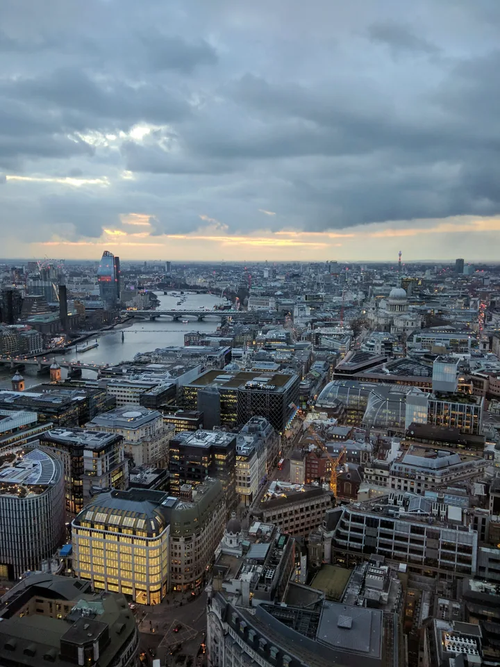 Vista elevada de una ciudad y un río bajo un cielo nublado