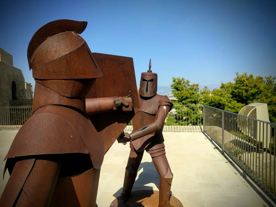 Dos esculturas de metal frente a frente en un parque