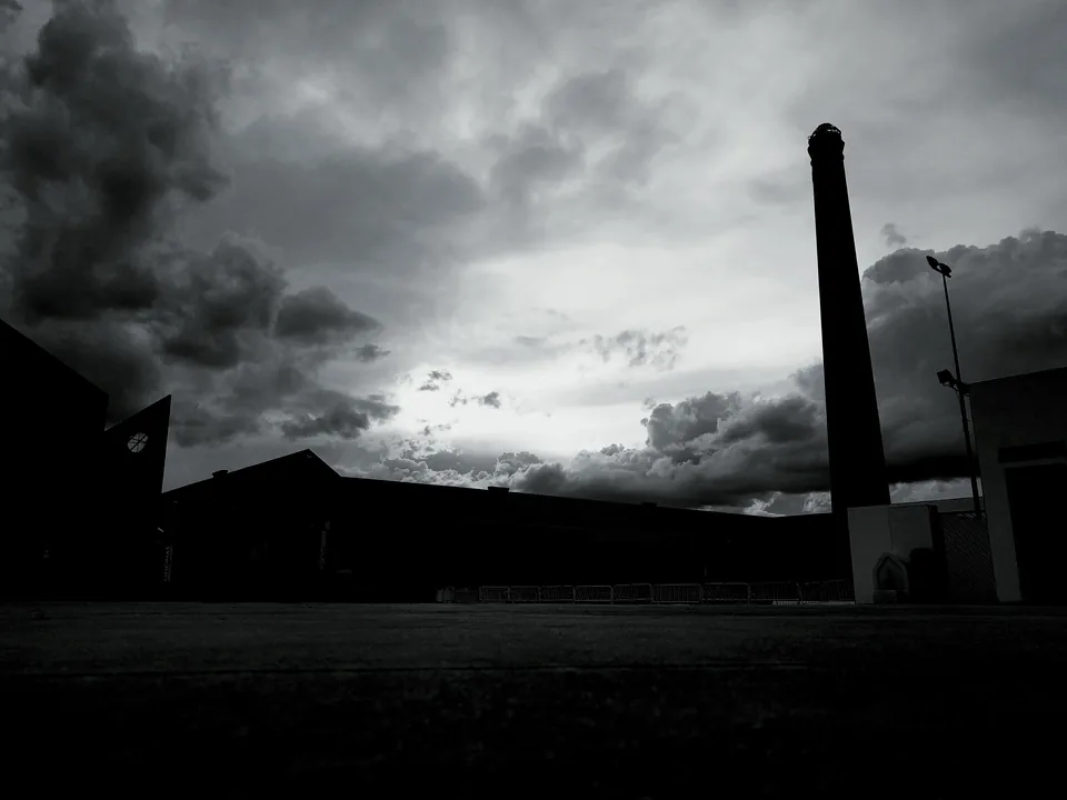 Monumento vertical bajo un cielo de nubes en blanco y negro