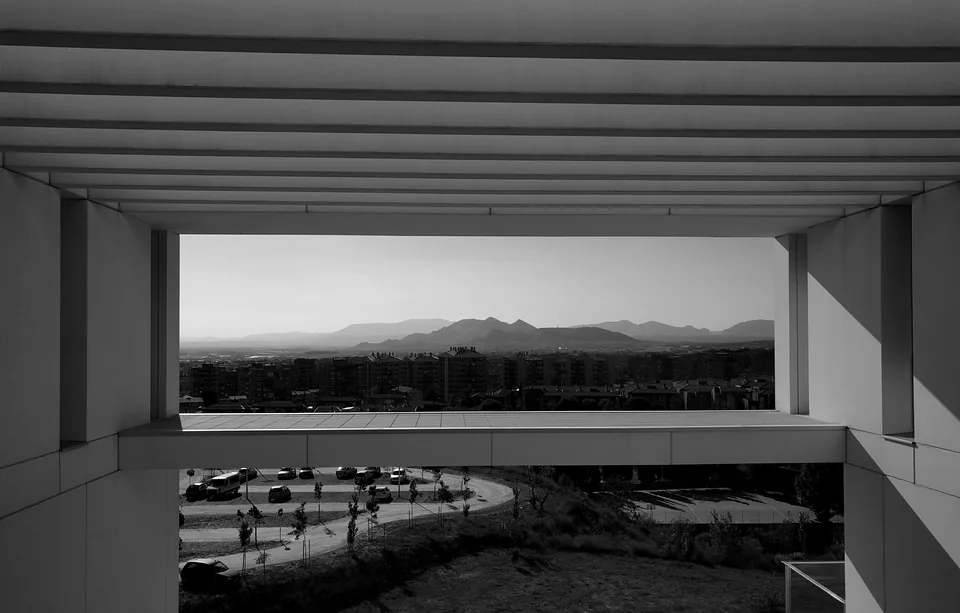 Paisaje visto a través de una estructura rectangular, en blanco y negro