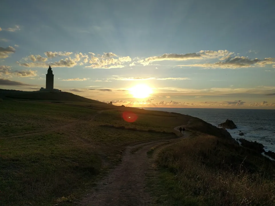 Faro en un cabo junto al mar durante la puesta de sol