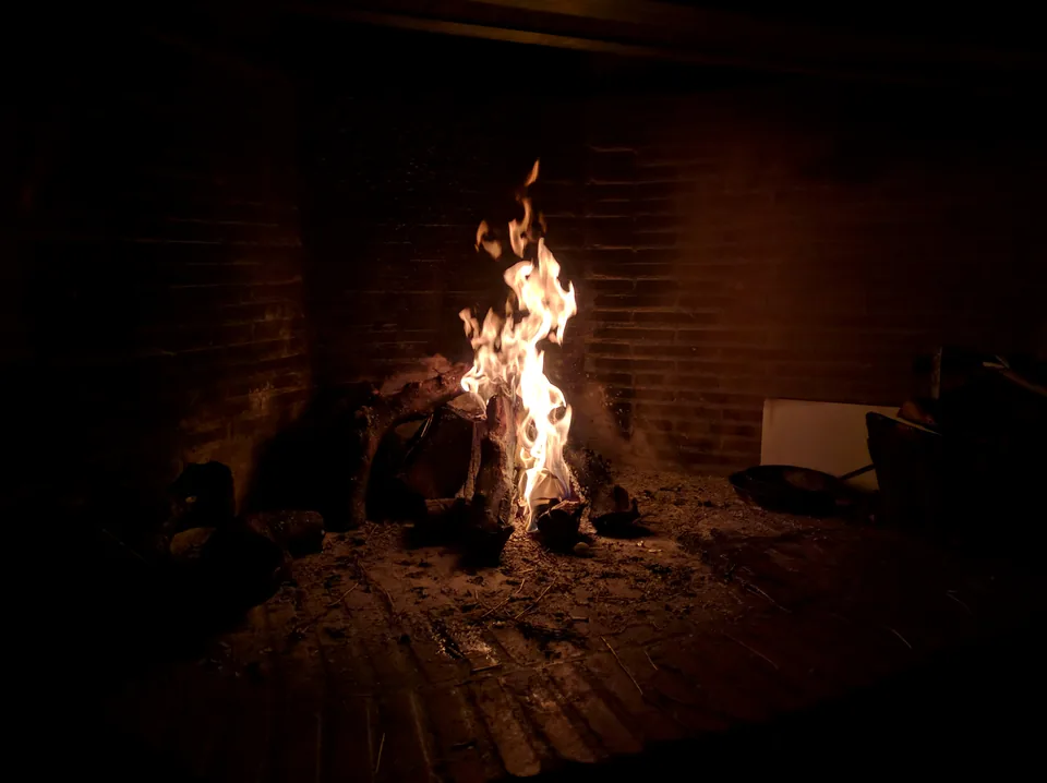 Llamas de una chimenea en una habitación oscura